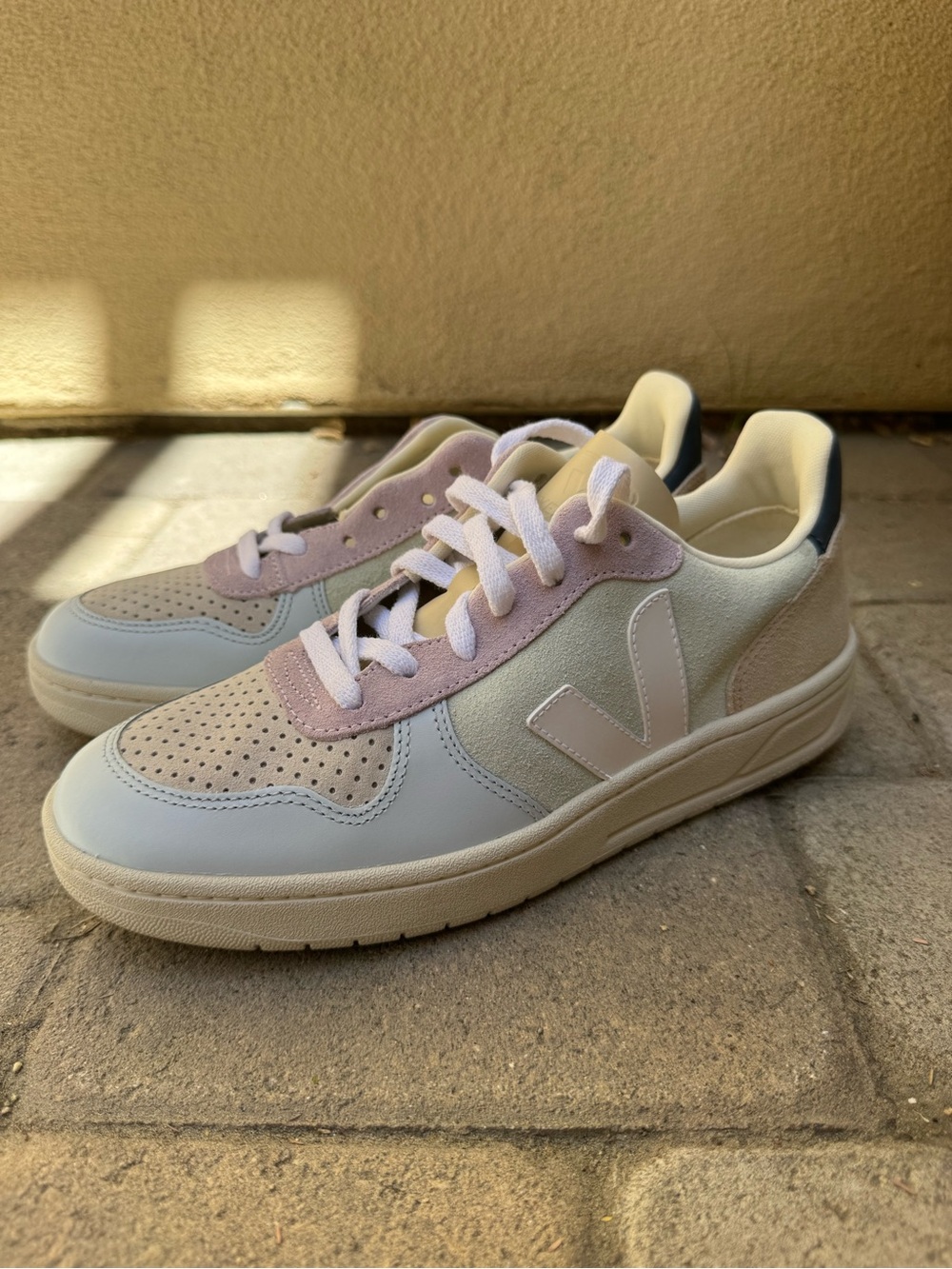VEJA Women’s Low-Top Casual Sneakers in Light Pink and Cream - Picture 2 of 5